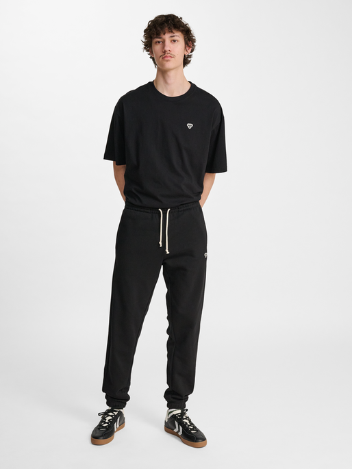 hmlLOOSE SWEATPANT BEE, BLACK, model