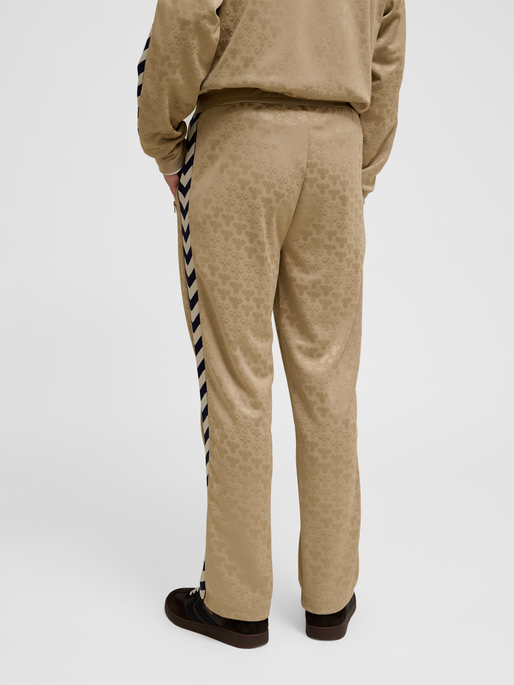 hmlARCHIVE REGULAR POLY PANTS AOP, CORNSTALK, model