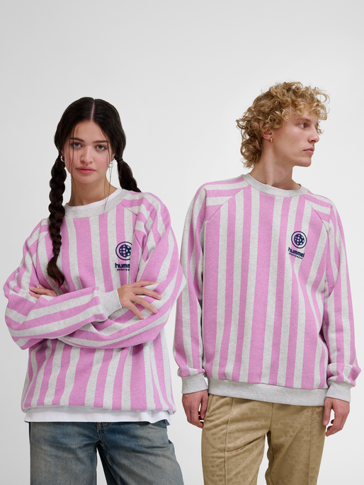 hmlLOOSE CREWNECK SOCCER LOVE, TOFU MELANGE/VIOLET, model