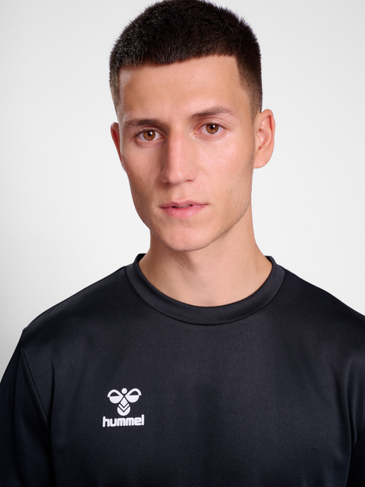 hmlESSENTIAL SWEATSHIRT, BLACK, model