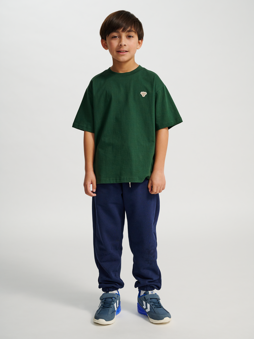 hmlJR LOOSE T-SHIRT S/S BEE, DARK GREEN, model