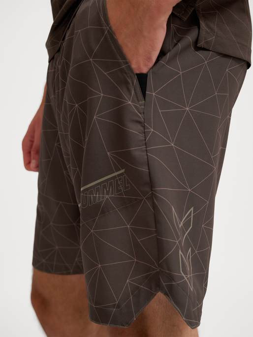 hmlCOURT AOP POCKET SHORTS, TURKISH COFFEE, model
