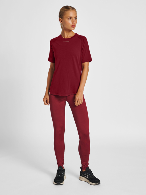 hmlMT VANJA T-SHIRT, CABERNET, model
