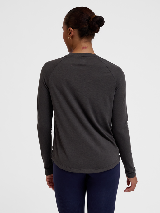 hmlMT VANJA T-SHIRT L/S, ESPRESSO, model