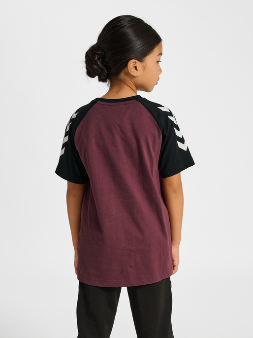 hmlJR LOGO T-SHIRT S/S, VINEYARD WINE, model