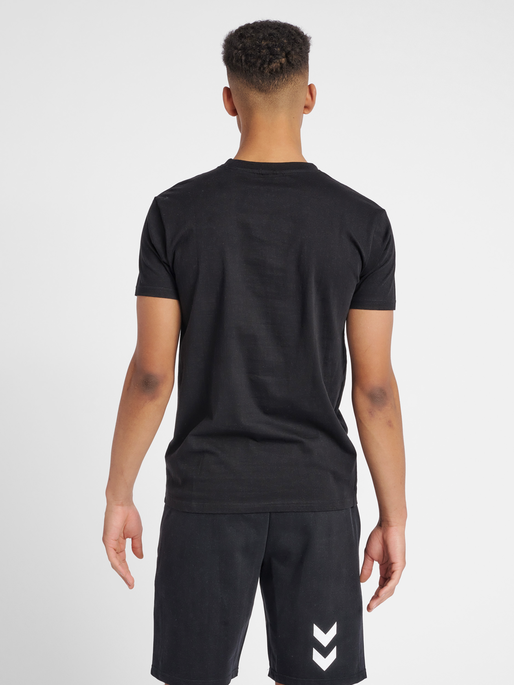 HMLGO COTTON LOGO T-SHIRT S/S, BLACK, model