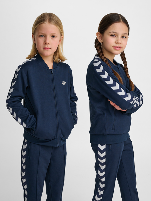 hmlJR ARCHIVE REG POLY ZIP JACKET, DRESS BLUES, model