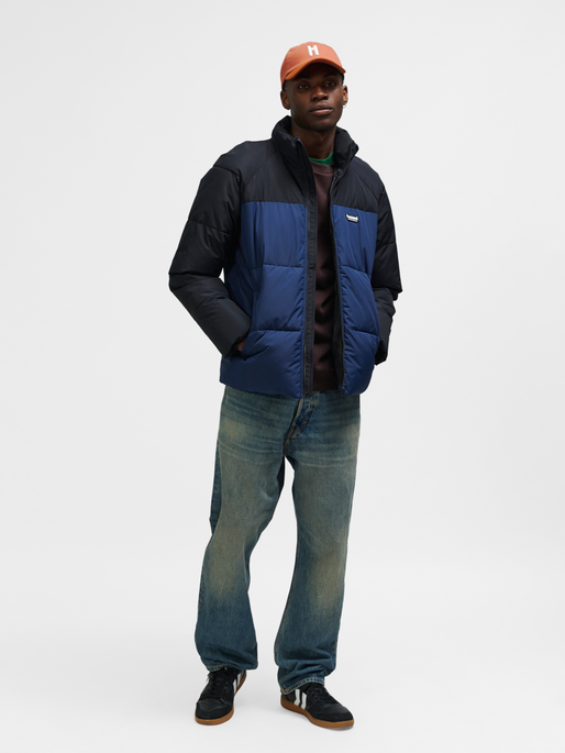 hmlPUFF JACKET SHORT SPORTSWEAR, DRESS BLUES, model