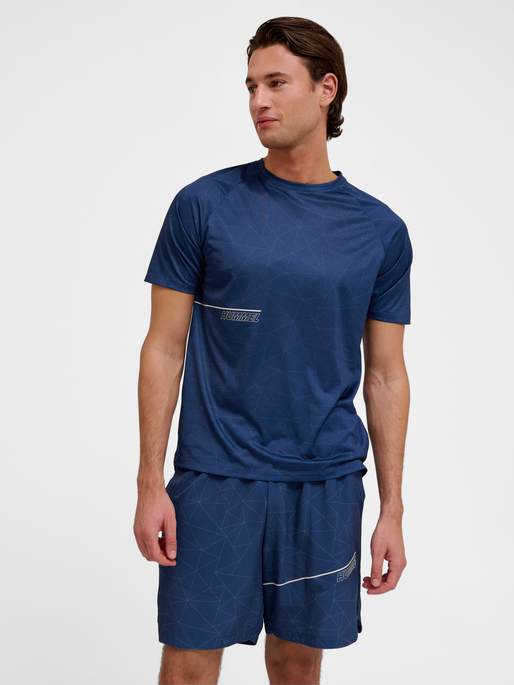 hmlCOURT AOP LIGHT WEIGHT T-SHIRT, INSIGNIA BLUE, model