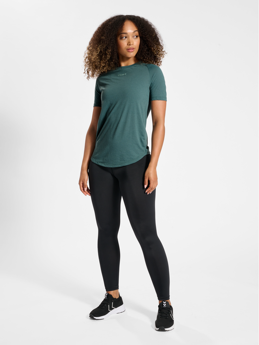 hmlMT VANJA T-SHIRT, NORTH ATLANTIC, model