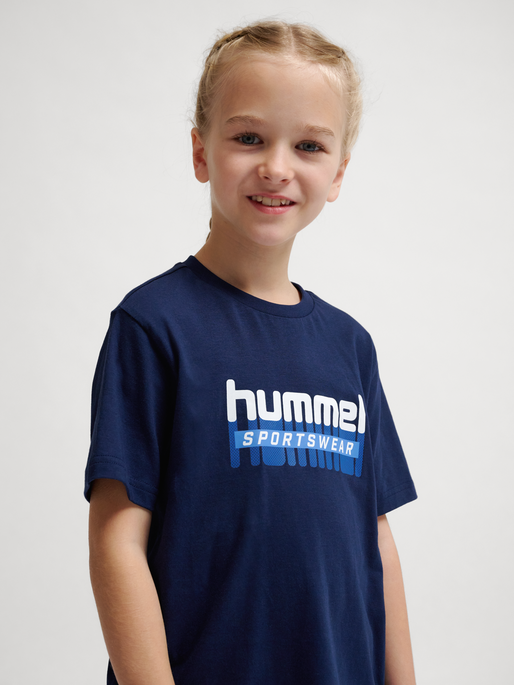 hmlTUKAS T-SHIRT S/S, BLACK IRIS 2, model