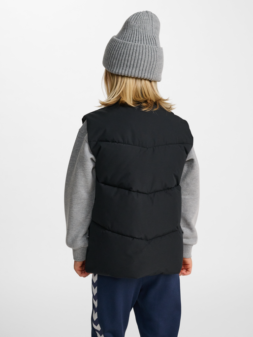 hmlJR PUFFER VEST, BLACK, model