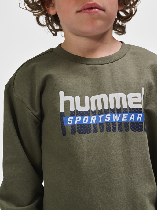 hmlTUKAS SWEATSHIRT, DUSTY OLIVE, model