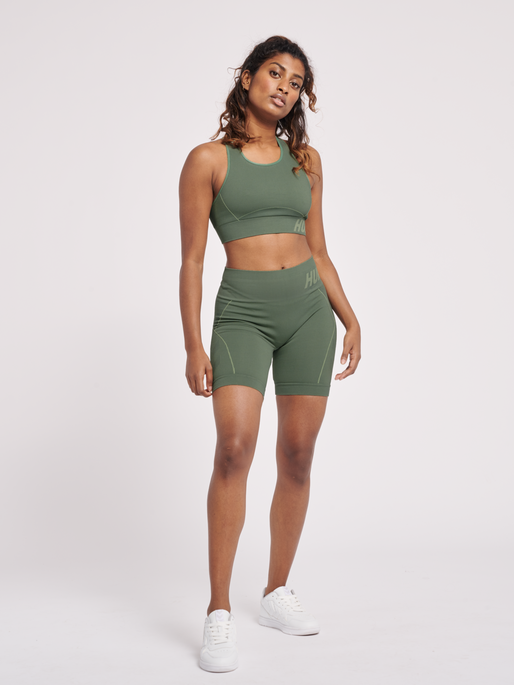 hmlTE CHRISTEL SEAMLESS SHORTS, LILY PAD/ LAUREL WREATH MELANGE, model