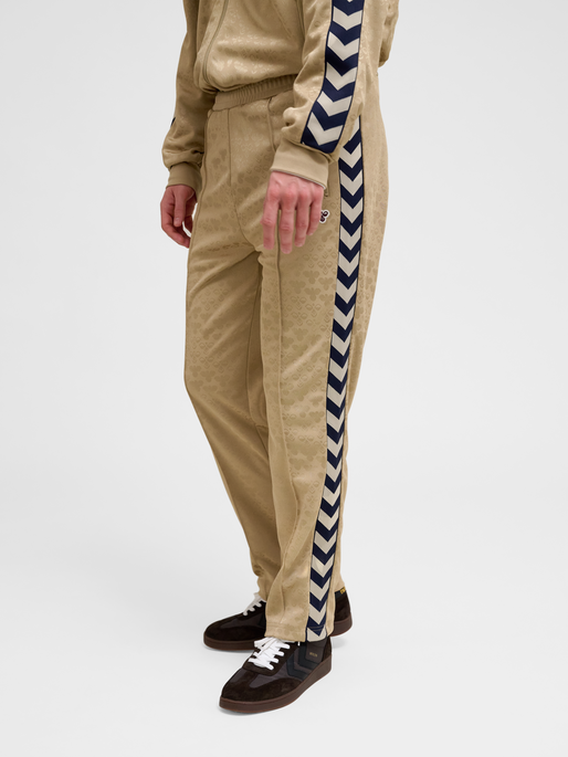 hmlARCHIVE REGULAR POLY PANTS AOP, CORNSTALK, model