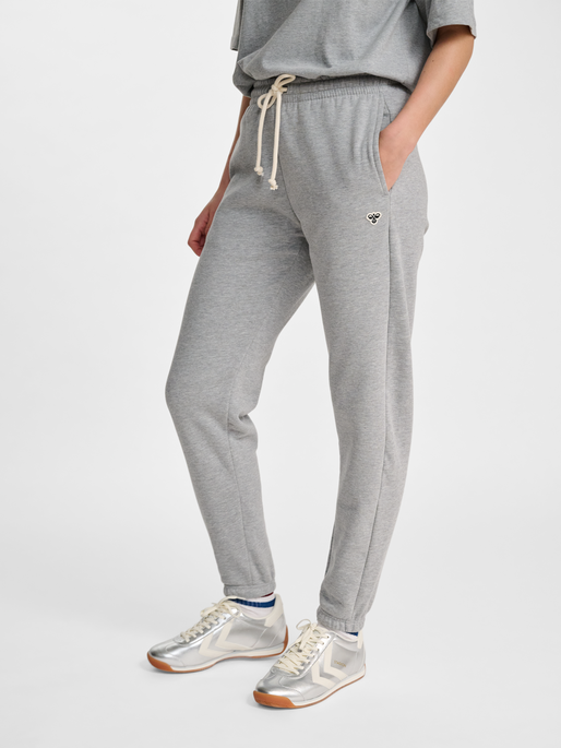 hmlREGULAR SWEATPANT BEE, GREY MELANGE, model