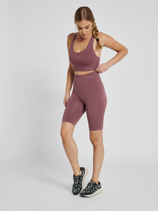hmlTIF SEAMLESS SPORTS TOP, NOCTURNE, model