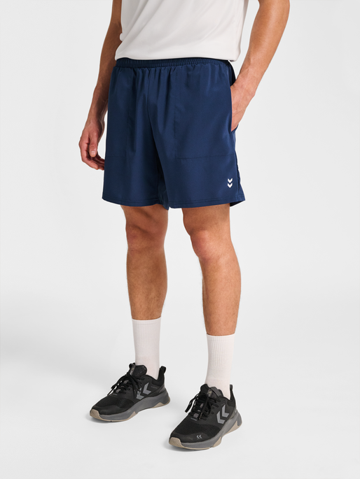hmlPULSE WORKOUT SHORTS, DRESS BLUES, model