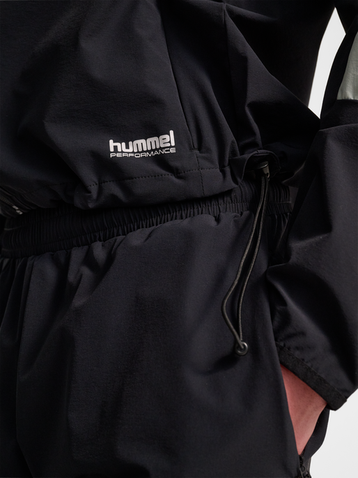hmlPULSE JACKET, BLACK, model