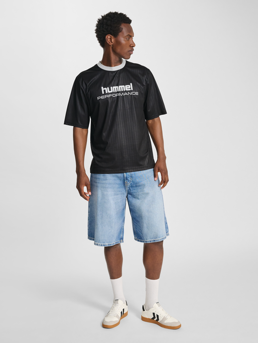 hmlPULSE LOOSE JERSEY S/S, BLACK, model