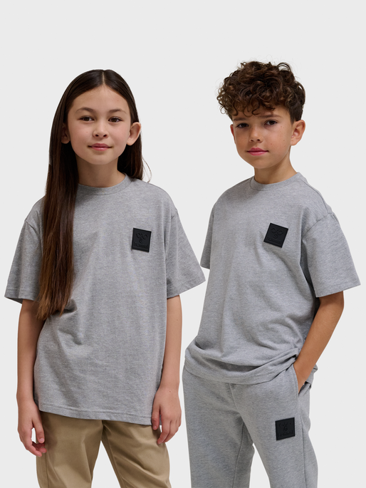 hmlCLEAN T-SHIRT S/S, GREY MELANGE, model