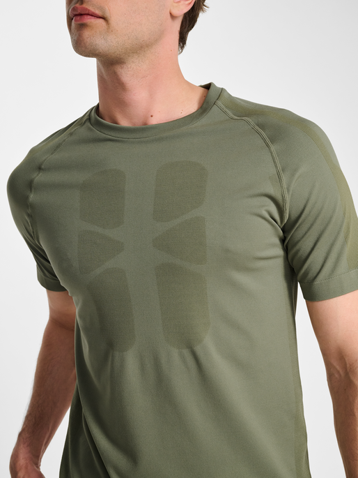 hmlHIIT SEAMLESS T-SHIRT S/S, DEEP LICHEN GREEN, model