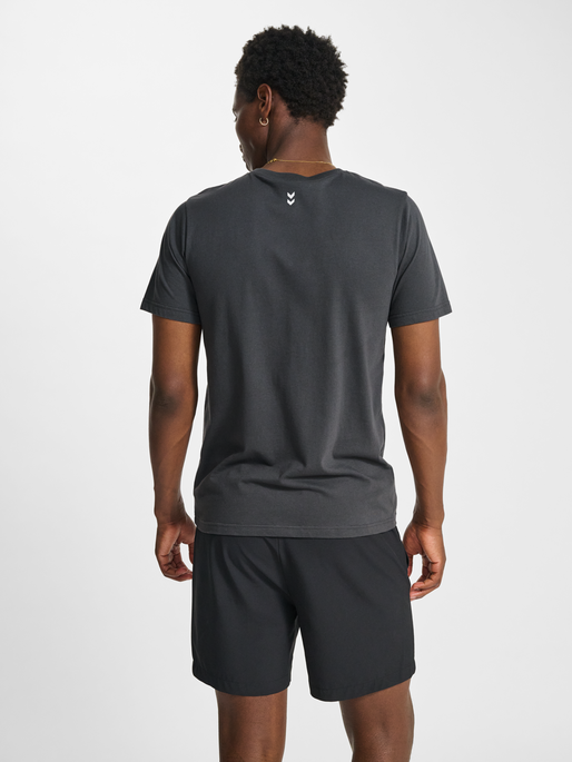 hmlPULSE GRAPHIC T-SHIRT S/S, ASPHALT, model
