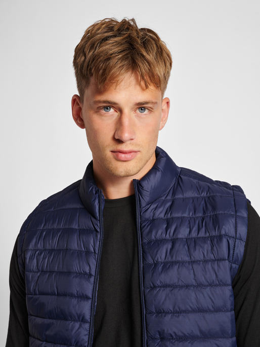 hmlRED QUILTED WAISTCOAT, MARINE, model