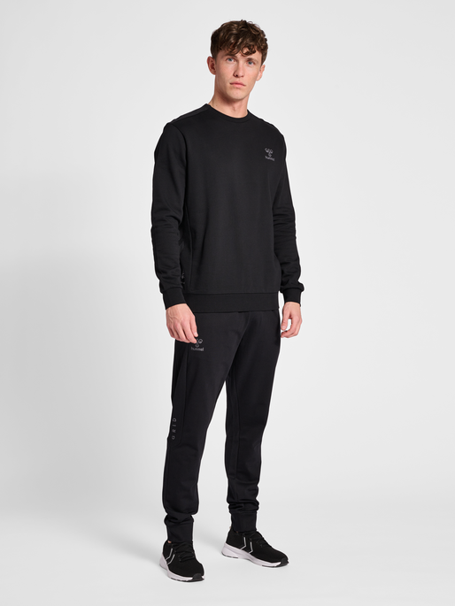 hmlOFFGRID SWEATSHIRT, JET BLACK/FORGED IRON, model