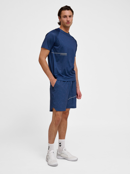 hmlCOURT AOP LIGHT WEIGHT T-SHIRT, INSIGNIA BLUE, model
