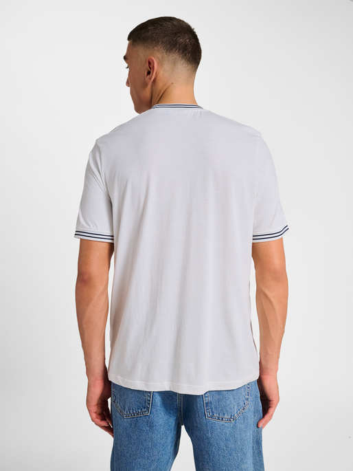 hmlPULSE RETRO T-SHIRT S/S, WHITE, model