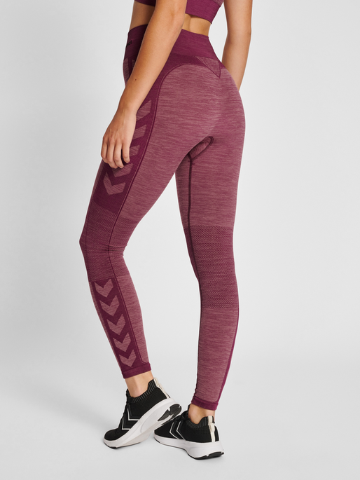 hmlCLEA SEAMLESS MID WAIST TIGHTS, GRAPE WINE/CRUSHED BERRY MEL, model