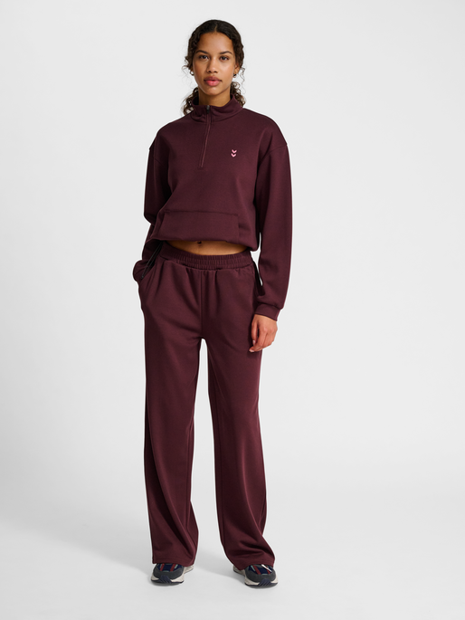 hmlYOGA SOFT W SWEATPANTS, FUDGE, model