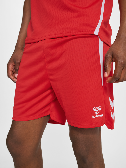 hmlLEAD 2.0 SHORTS, TRUE RED, model