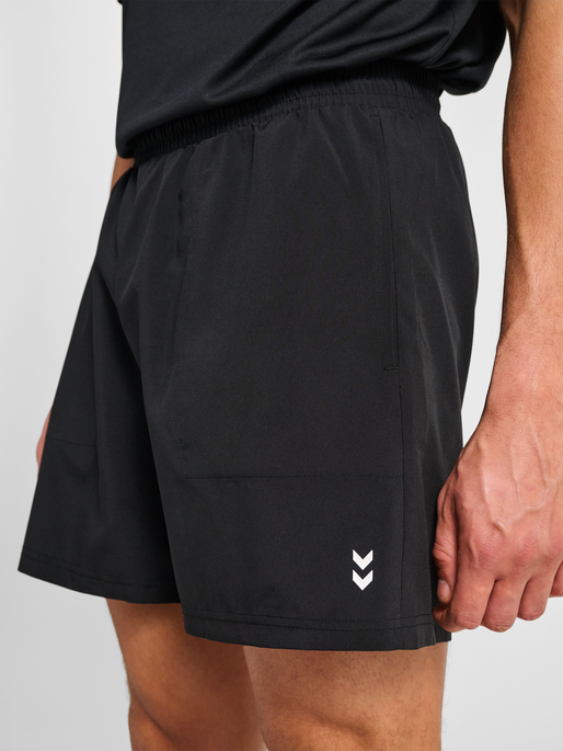 hmlPULSE WORKOUT SHORTS, BLACK, model