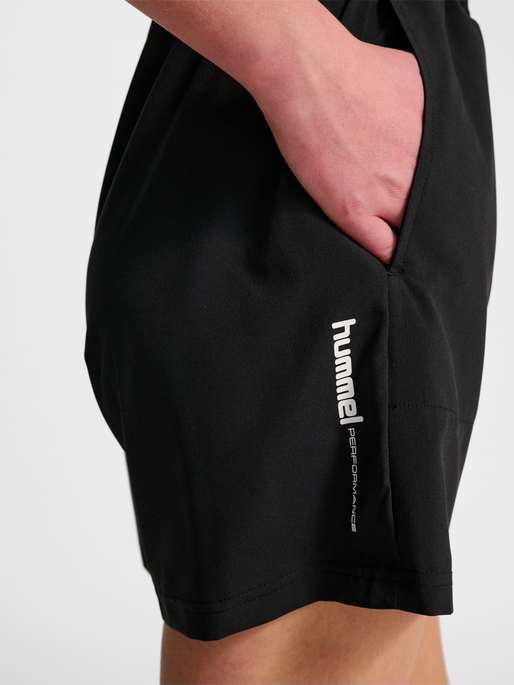 hmlPULSE WORKOUT SHORTS, BLACK, model