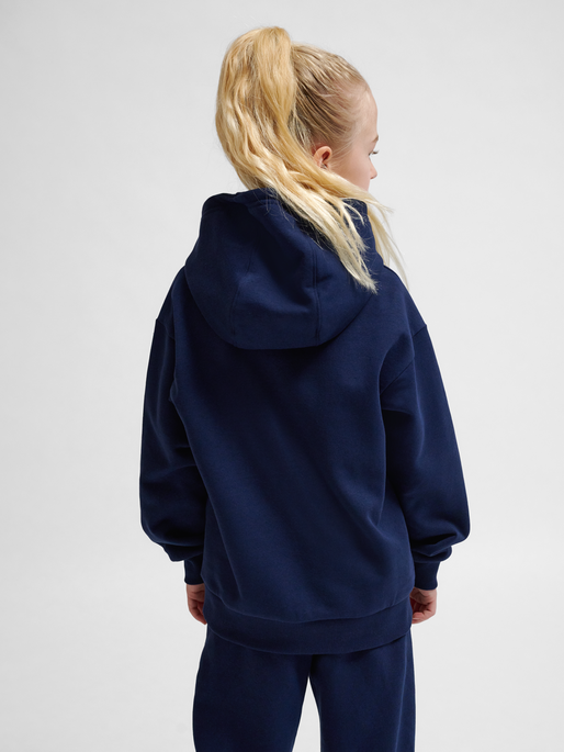 hmlJR LOOSE HOODIE BEE, DRESS BLUES, model