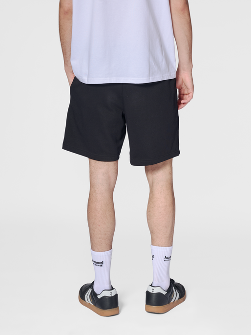 hmlFELIX SWEAT SHORTS, BLACK, model