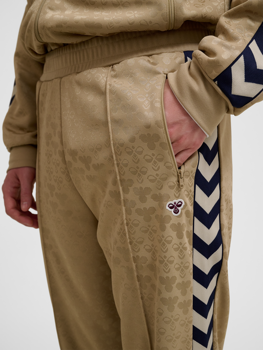 hmlARCHIVE REGULAR POLY PANTS AOP, CORNSTALK, model