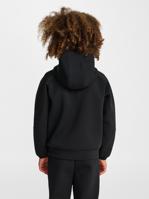 hmlJR TECH FLEECE ZIP HOODIE, BLACK, model