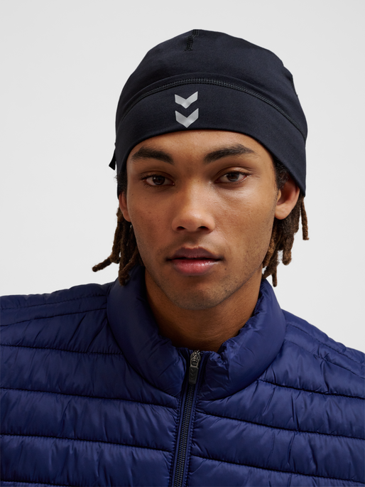 hmlPERFORMANCE BEANIE, BLACK, model
