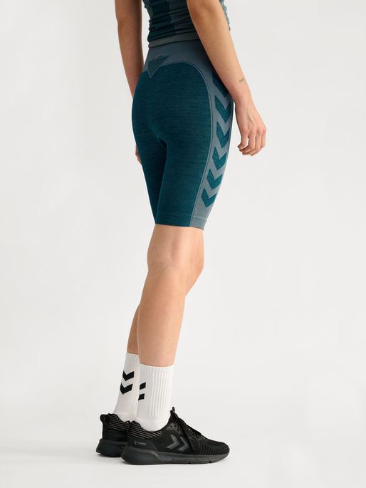 hmlCLEA SEAMLESS CYCLING SHORTS, DARK SEA, model