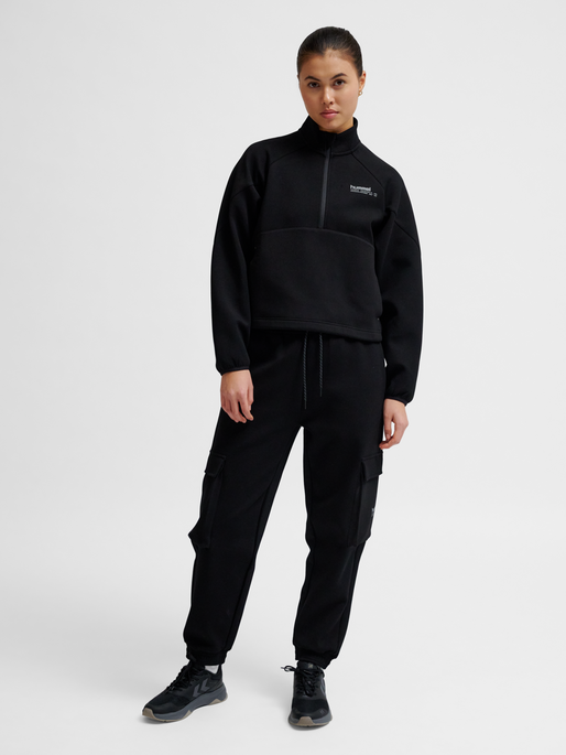 hmlTECH FLEECE WOMEN BOXY HALF ZIP, BLACK, model