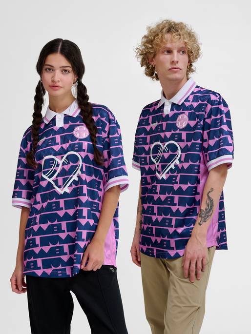 hmlLOOSE SOCCER JERSEY LOVE, VIOLET, model