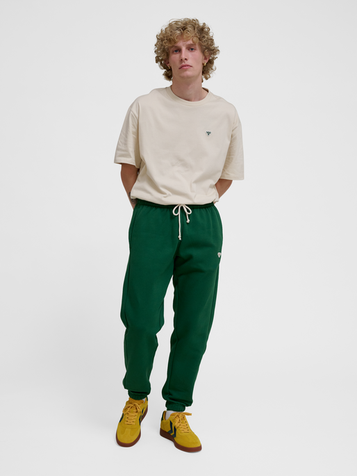 hmlLOOSE SWEATPANT BEE, EDEN, model