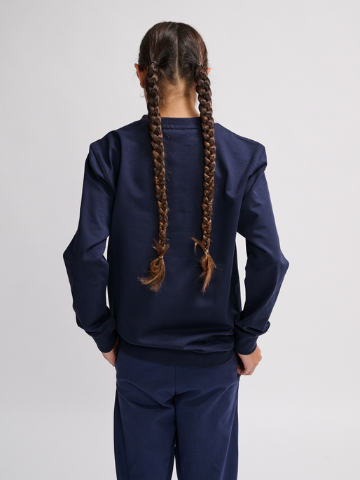 hmlGO 2.0 SWEATSHIRT KIDS, MARINE, model