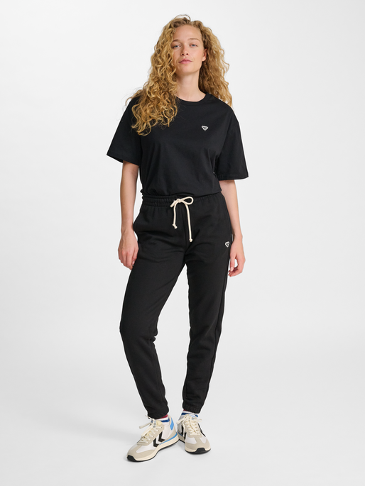 hmlLOOSE SWEATPANT BEE, BLACK, model