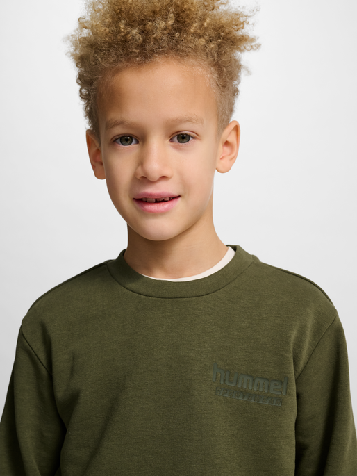 hmlJR BASE SWEAT SET, WINTER MOSS, model