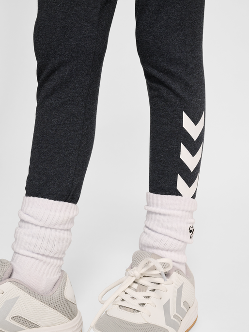 hmlJR LOGO TIGHTS, BLACK MELANGE, model