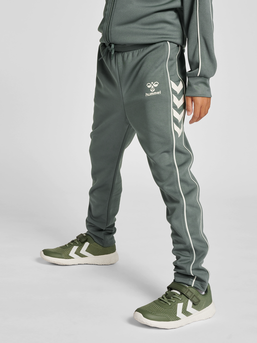 hmlTRACK TRACKSUIT, LAUREL WREATH, model